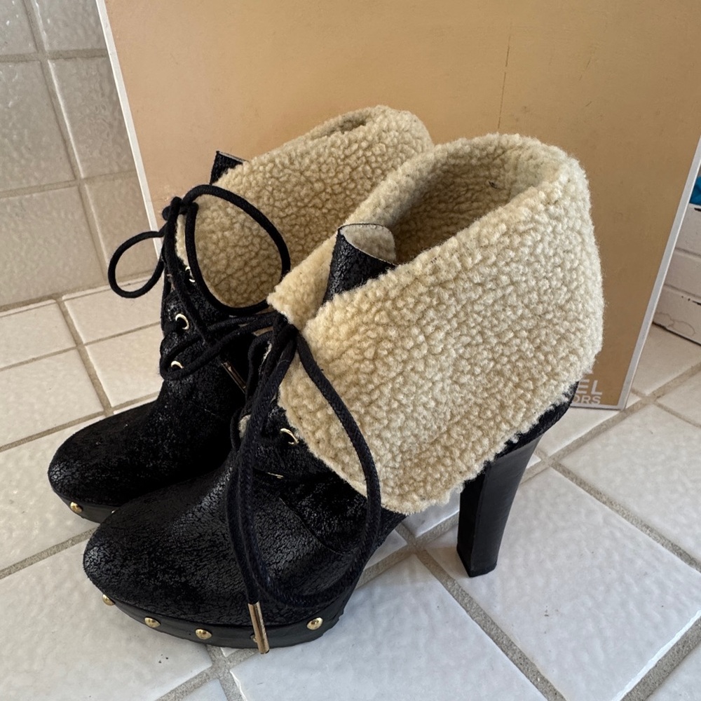 MICHAEL Michael Kors Black Lace-Up Platform Ankle Boots with Shearling Cuff - Picture 5 of 7